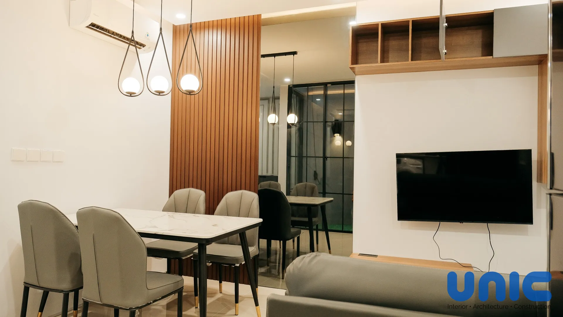 Interior Rumah 5x11 Northwest Lake Surabaya: Solusi Open Space & Furnitur Multifungsi